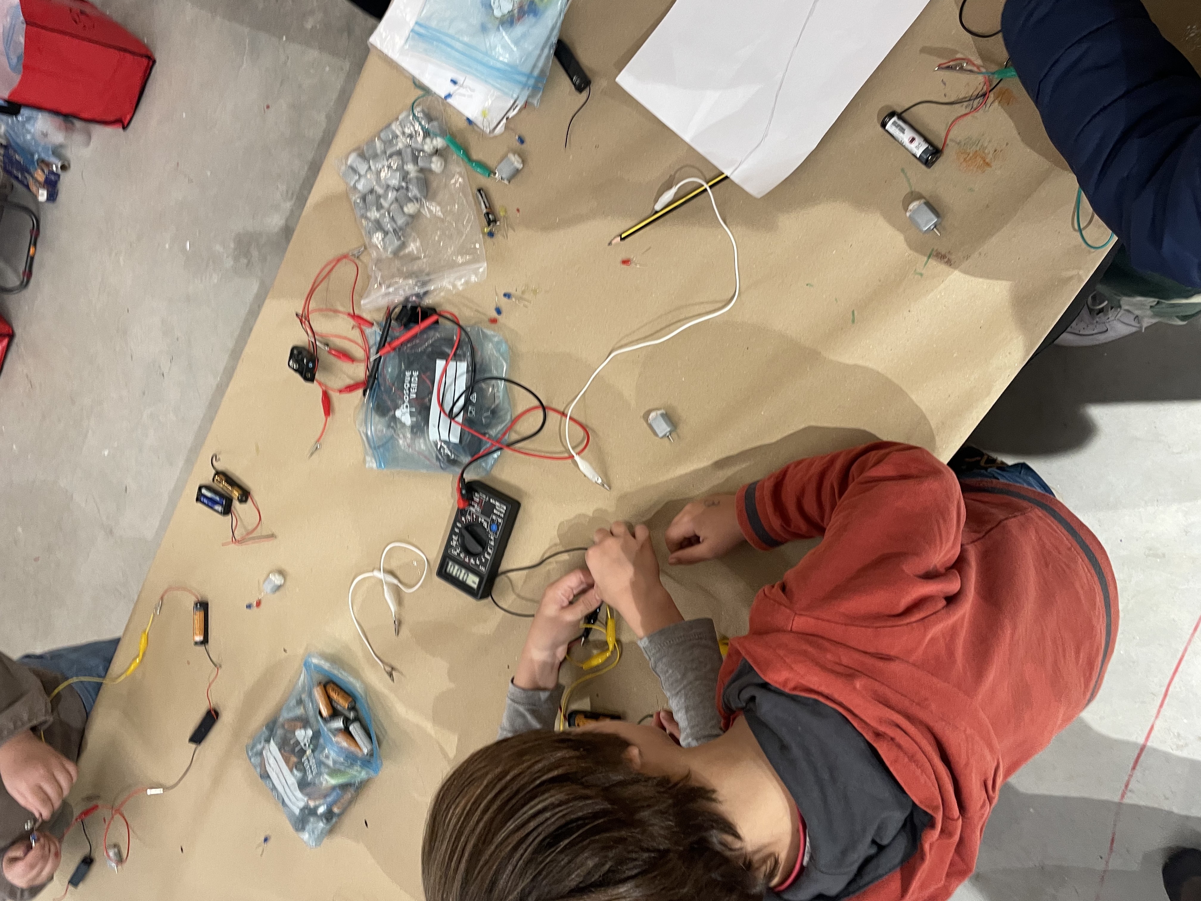 Niños soldando o montando leds interactivos